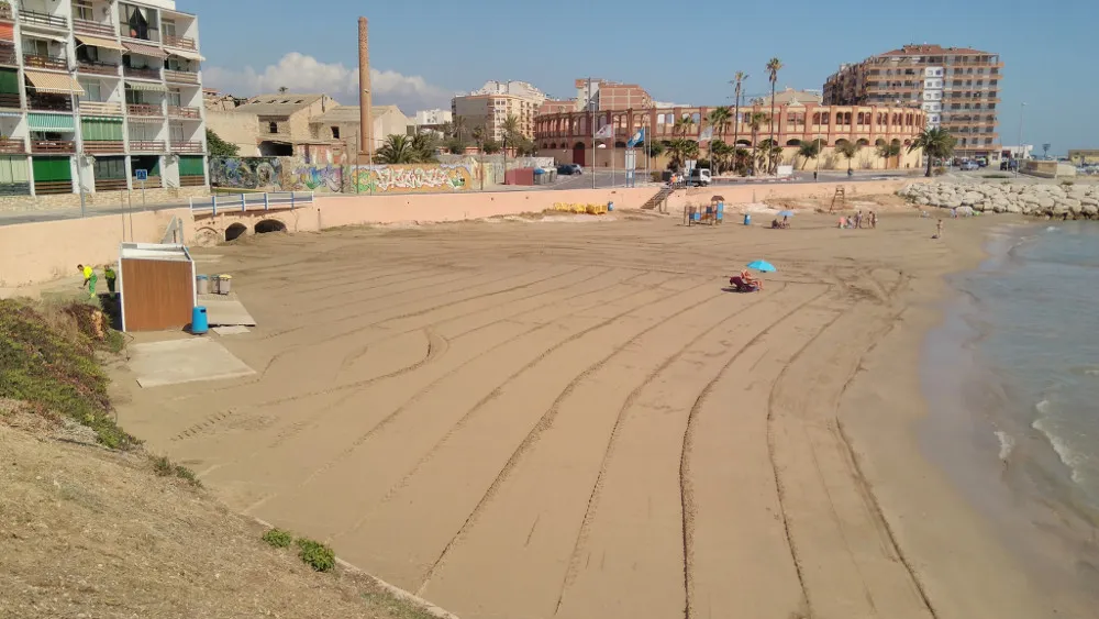 Restauración Playa del Clot tras episodio de lluvias