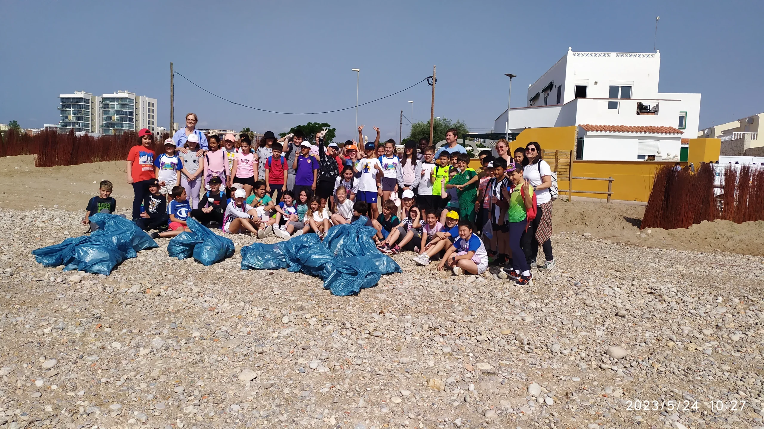 Actividad escolar recogida de residuos en playas