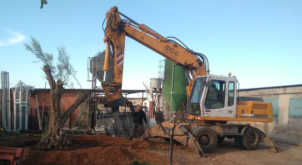 Plano largo retro-excavadora